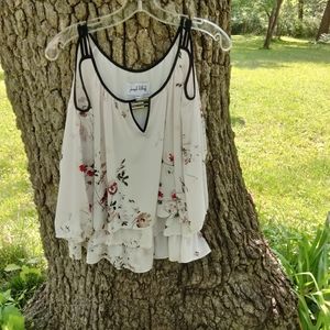 ⬇️ Price Drop!⬇️ Joseph Ribkoff Cut Out Blouse in size 10